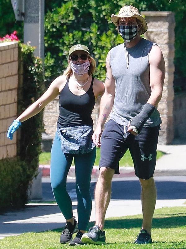 Kristen Bell ile Dax Shepard yürüyüşte Kristen Bell ile Dax Shepard yürüyüşte