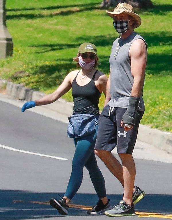 Kristen Bell ile Dax Shepard yürüyüşte Kristen Bell ile Dax Shepard yürüyüşte