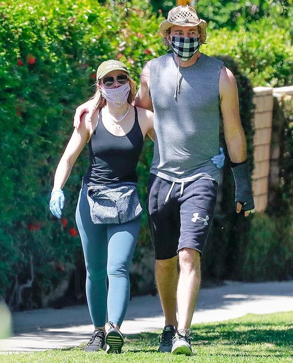 Kristen Bell ile Dax Shepard yürüyüşte Kristen Bell ile Dax Shepard yürüyüşte