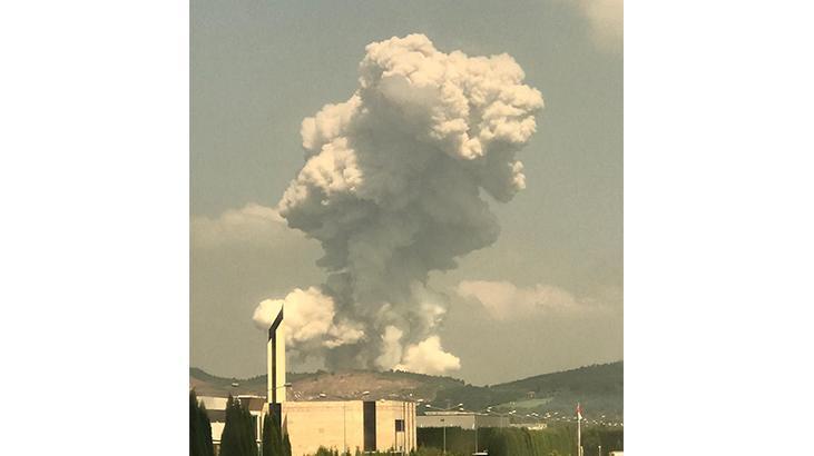 Son dakika: Sakaryada havai fişek fabrikasında şiddetli patlama Bölgeden görüntüler...