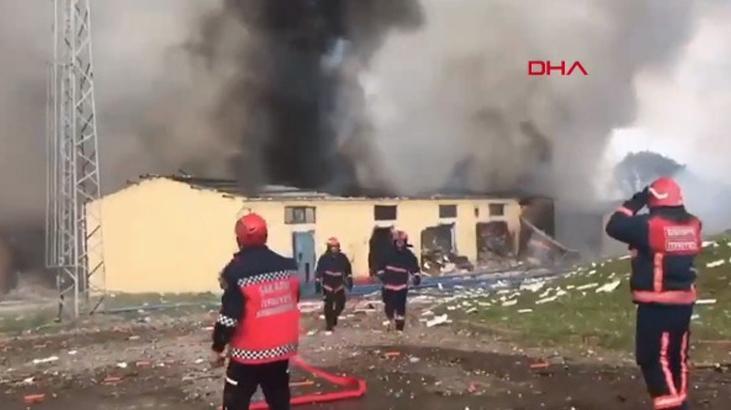 Son dakika: Sakaryada havai fişek fabrikasında şiddetli patlama Bölgeden görüntüler...