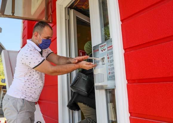 Ters ev, önlemli olarak ziyarete yeniden açıldı