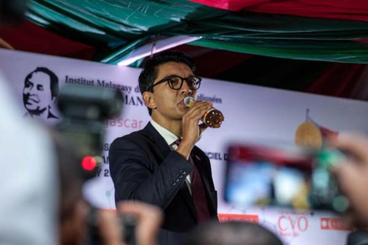 Corona virüs ilacı diyerek içmişti Kötü sonla bitti... Corona virüs ilacı diyerek içmişti Kötü sonla bitti...