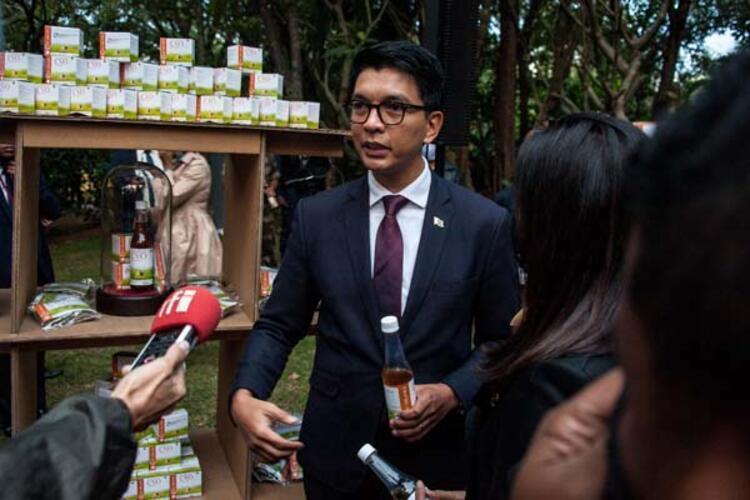 Corona virüs ilacı diyerek içmişti Kötü sonla bitti... Corona virüs ilacı diyerek içmişti Kötü sonla bitti...