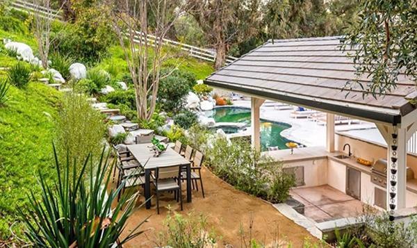 KOMŞULARI DA ÜNLÜ