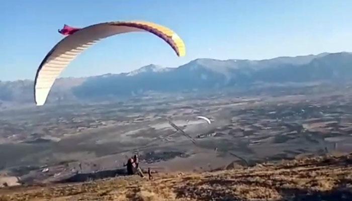Yamaç paraşütü yapanlari izleyen vatandaşin sözleri kahkahaya boğdu