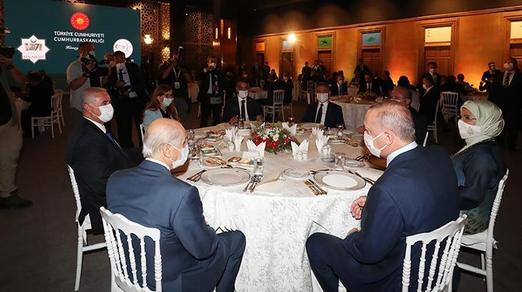 Cumhurbaşkanı Erdoğan, Ahlat'ta sanatçı ve gençlerle bir araya geldi ...