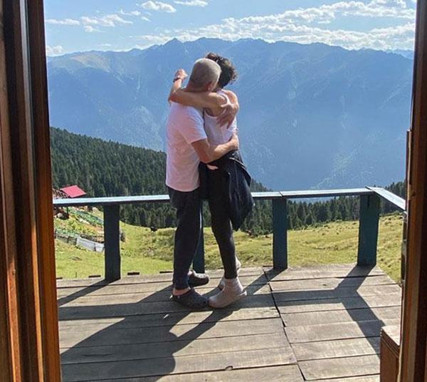 Levent Yüksel ile eşi Özlem Öztürkten aşk pozu Levent Yüksel ile eşi Özlem Öztürkten aşk pozu