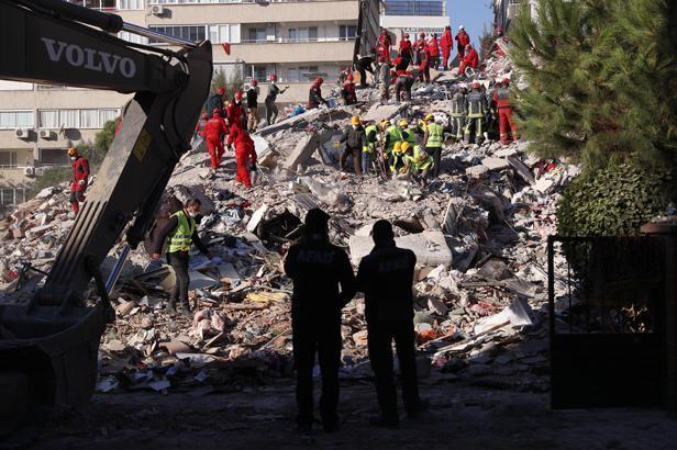Son dakika: Tek kelimeyle rezalet İzmirdeki deprem bölgesine gelen 9 kişi yakalandı