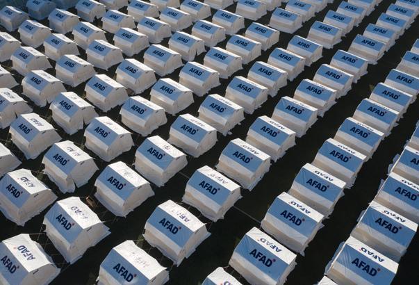 ÇADIRLAR KURULUYOR ÇADIRLAR KURULUYOR