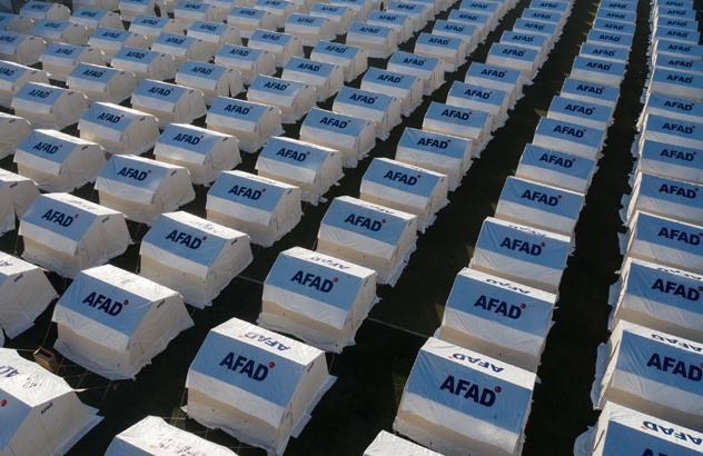 İzmirdeki deprem sonrası çadır kent böyle görüntülendi İzmirdeki deprem sonrası çadır kent böyle görüntülendi