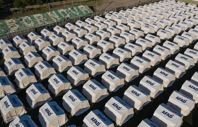 İzmirdeki deprem sonrası çadır kent böyle görüntülendi İzmirdeki deprem sonrası çadır kent böyle görüntülendi