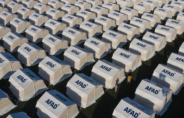 İzmirdeki deprem sonrası çadır kent böyle görüntülendi İzmirdeki deprem sonrası çadır kent böyle görüntülendi