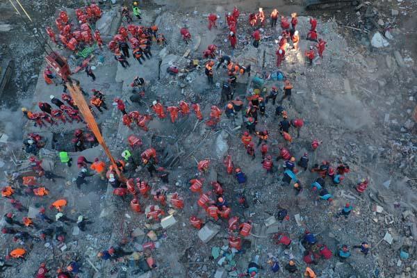 Son dakika: Tek kelimeyle rezalet İzmirdeki deprem bölgesine gelen 9 kişi yakalandı