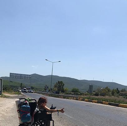 Engel tanımıyor, Türkiyeyi otostopla geziyor