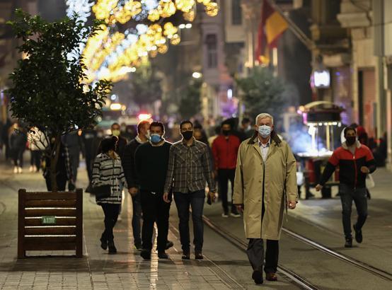 Son dakika... Akılalmaz Koronayı 136 kişiye böyle üfürdü