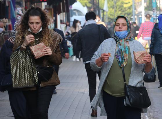 Son dakika... Akılalmaz Koronayı 136 kişiye böyle üfürdü