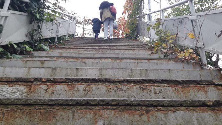 PASLI YAYA ÜSTGEÇİDİ PASLI YAYA ÜSTGEÇİDİ