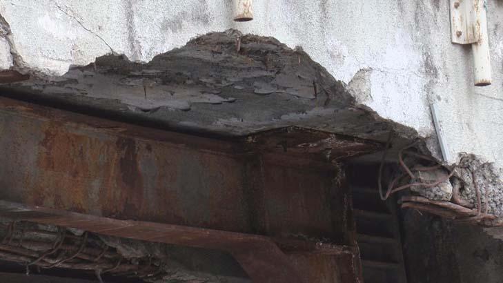 SİLİVRİ’DE KÖPRÜNÜN PARÇALARI YOLA DÖKÜLÜYOR SİLİVRİ’DE KÖPRÜNÜN PARÇALARI YOLA DÖKÜLÜYOR