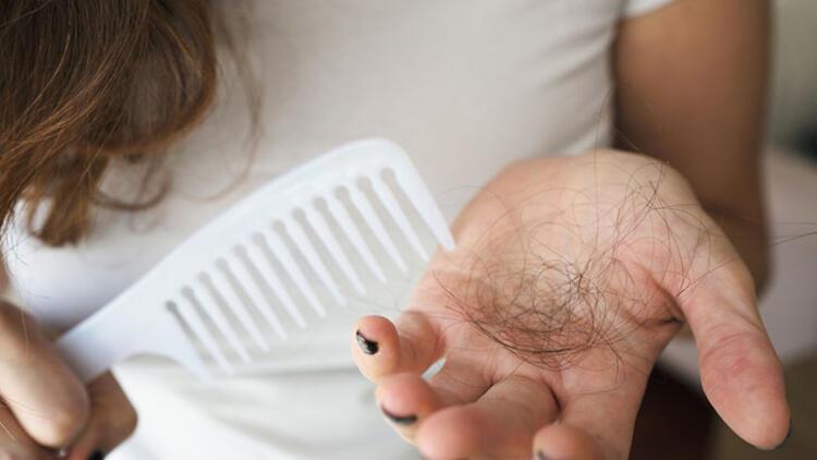 Saç dökülmesi Kovid-19 belirtisi mi Saç dökülmesi Kovid-19 belirtisi mi