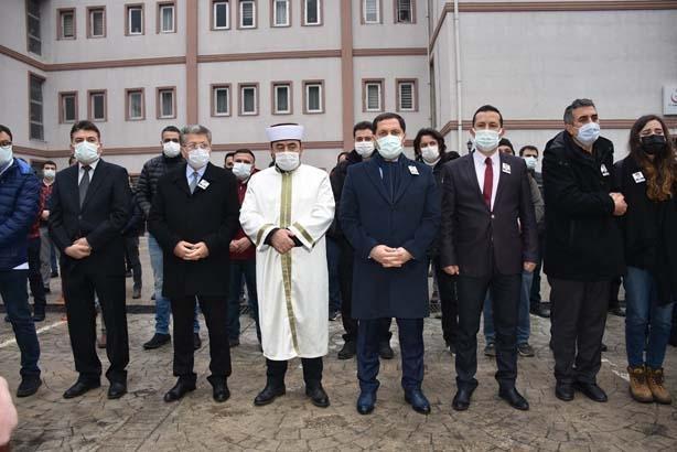 Koranavirüse yenik düşen klinik destek görevlisi gözyaşları ile uğurlandı