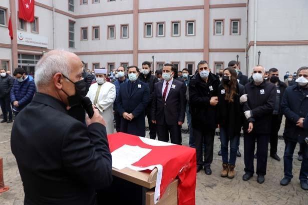 Koranavirüse yenik düşen klinik destek görevlisi gözyaşları ile uğurlandı