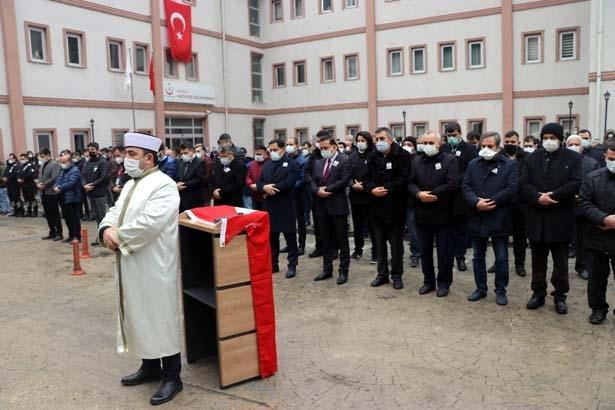 Koranavirüse yenik düşen klinik destek görevlisi gözyaşları ile uğurlandı