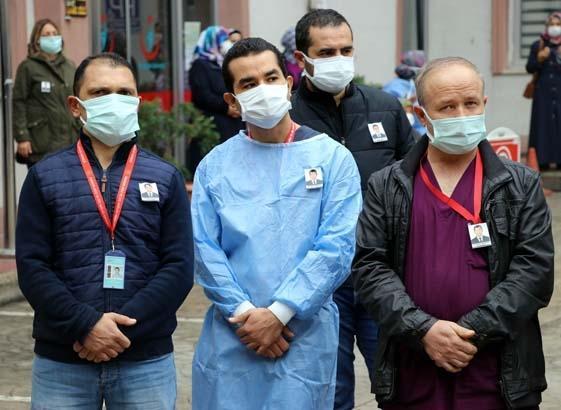 Koranavirüse yenik düşen klinik destek görevlisi gözyaşları ile uğurlandı