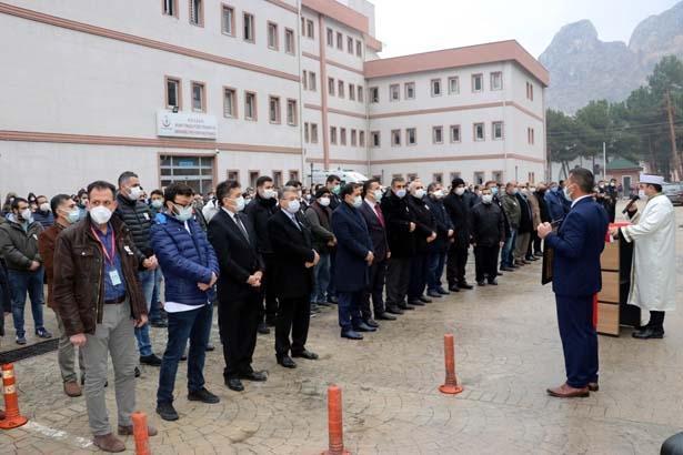 Koranavirüse yenik düşen klinik destek görevlisi gözyaşları ile uğurlandı