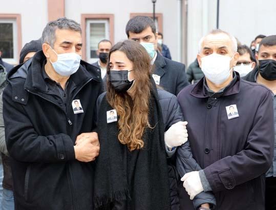 Koranavirüse yenik düşen klinik destek görevlisi gözyaşları ile uğurlandı