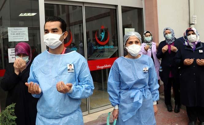 Koranavirüse yenik düşen klinik destek görevlisi gözyaşları ile uğurlandı