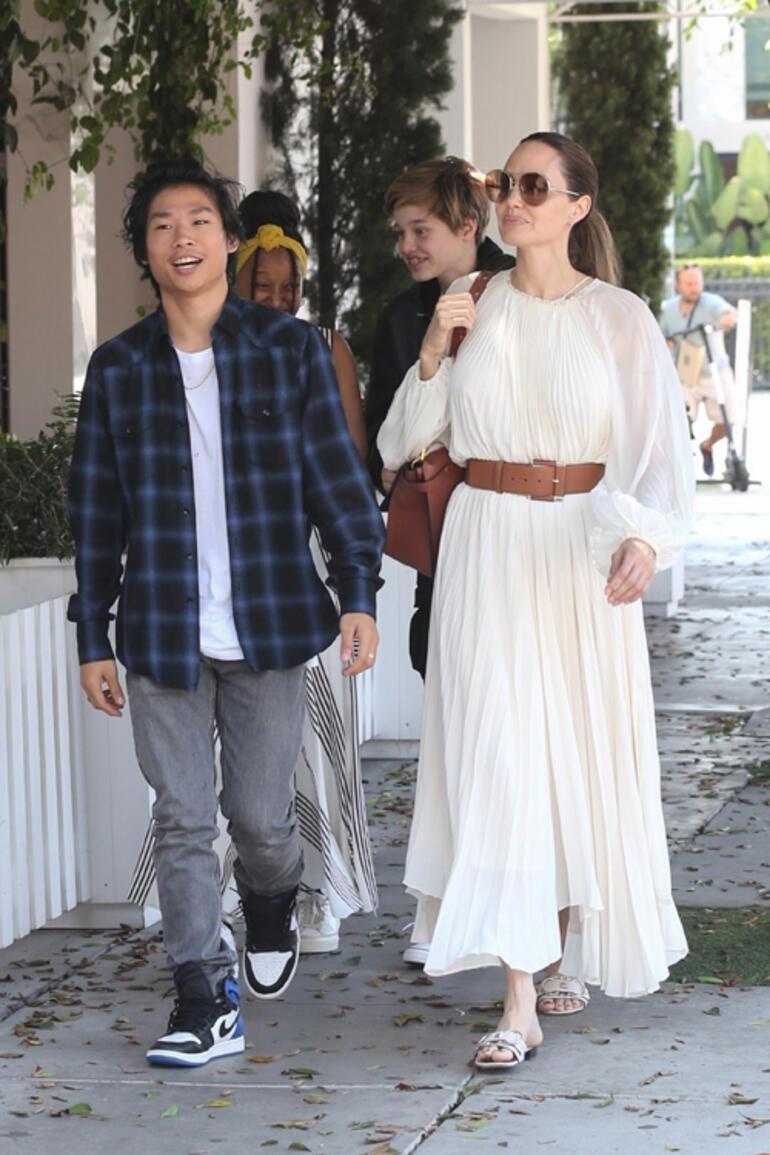 Angelina Jolie, kızları Zahara ve Shiloh ile alışverişte