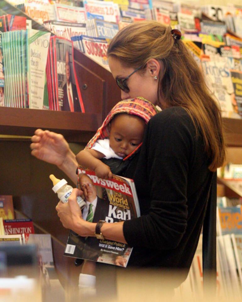 Angelina Jolie, kızları Zahara ve Shiloh ile alışverişte