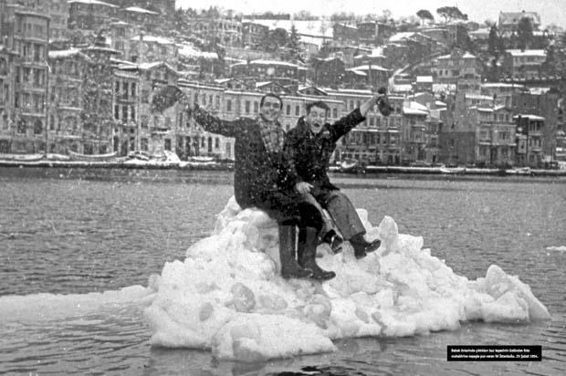 İstanbul Boğazı dondu, kartopu oynamak yasaklandı
