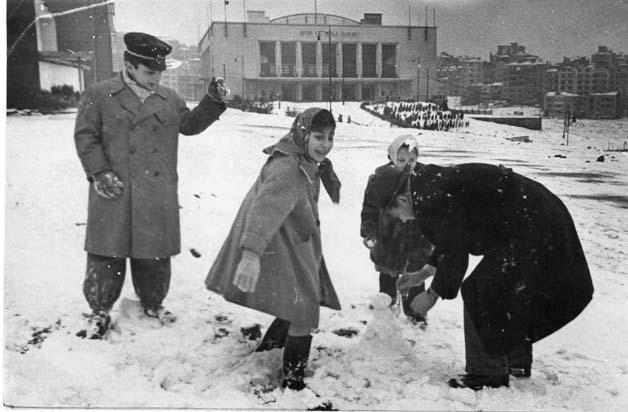 İstanbul Boğazı dondu, kartopu oynamak yasaklandı