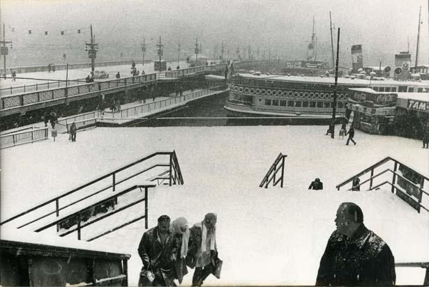 İstanbul Boğazı dondu, kartopu oynamak yasaklandı