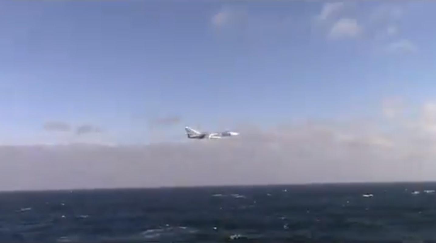 Пролет су. Пролет су. Макс 2003 авиасалон су-25см. 21. Су 25 над пляжем.