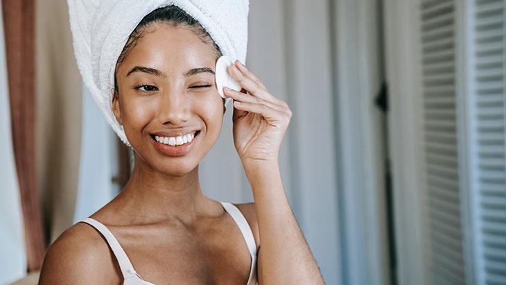 Yatmadan önce makyajınızı doğru şekilde temizleyin