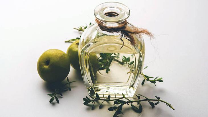 Beyaz saçları yok edip yeniden çıkmasını önleyecek 9 doğal çözüm