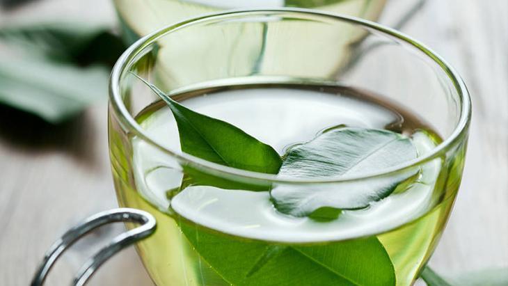 Beyaz saçları yok edip yeniden çıkmasını önleyecek 9 doğal çözüm