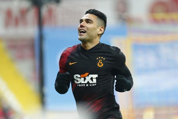 Falcao durmuyor