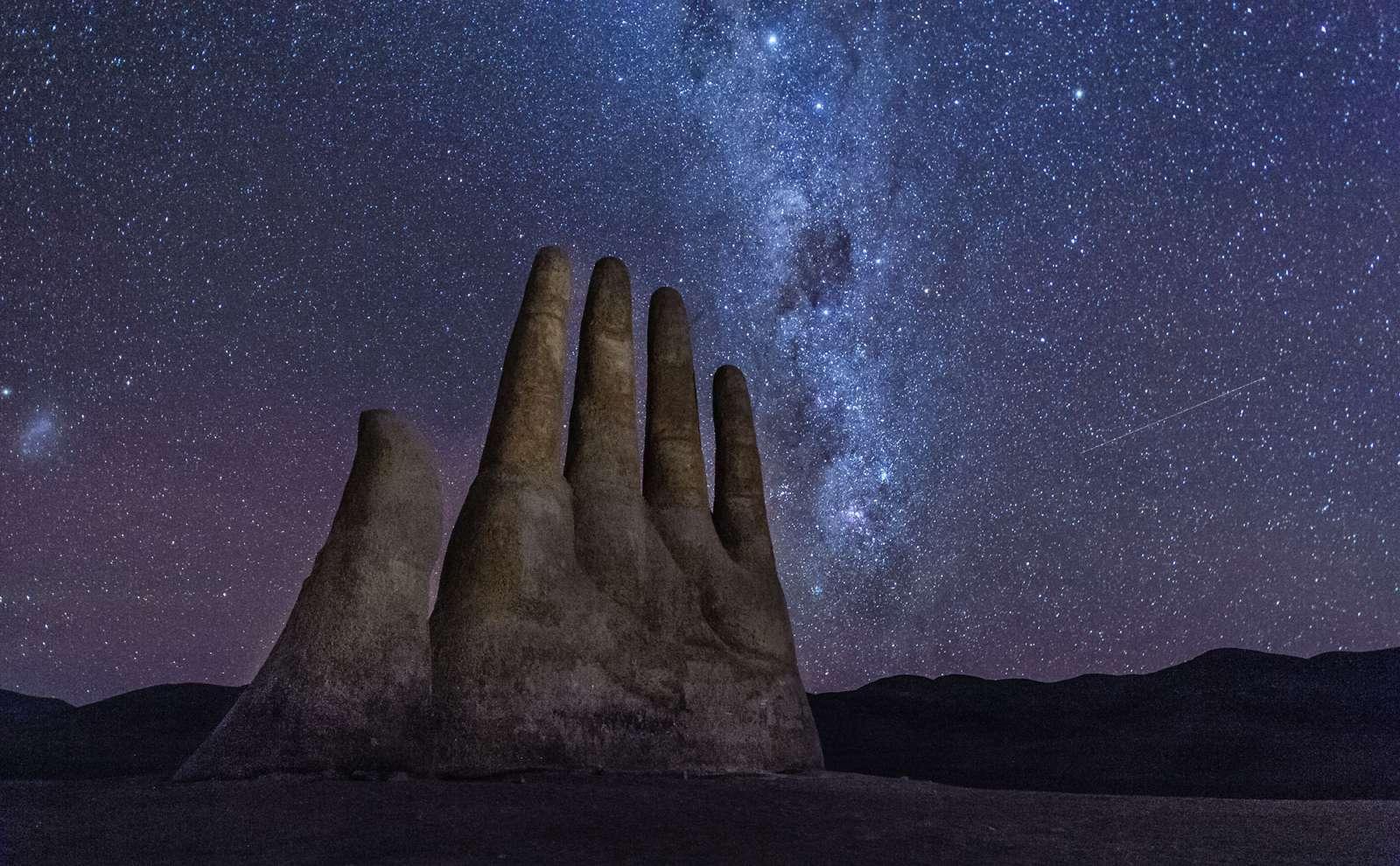 Çölün Ortasında Muhteşem Bir Eser: Mano del Desierto