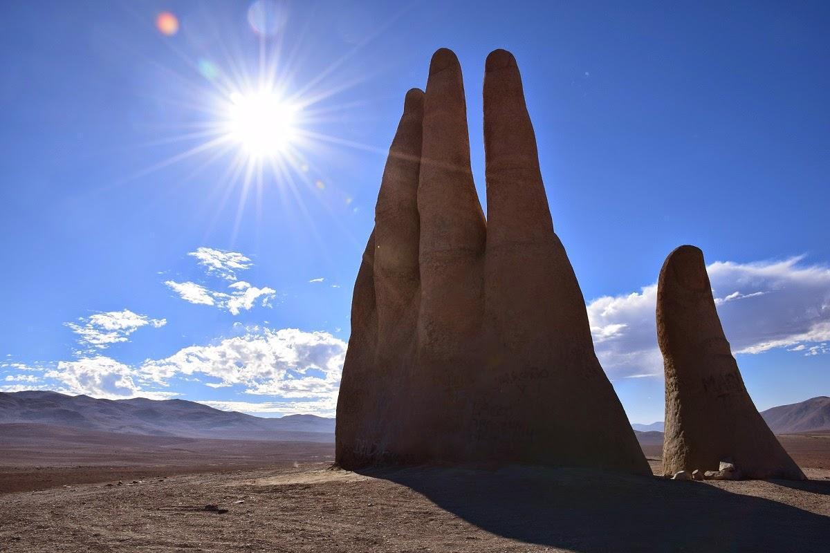 Çölün Ortasında Muhteşem Bir Eser: Mano del Desierto