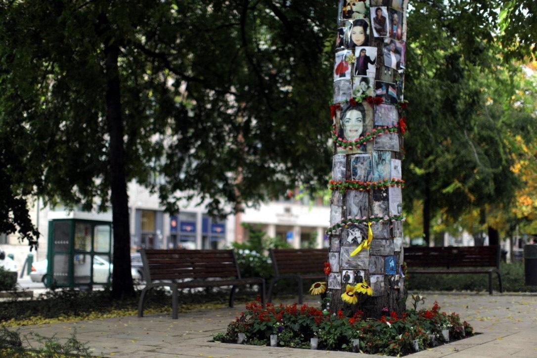 Budapeştede Bulunan Michael Jackson Anı Ağacı Görenleri Duygulandırıyor