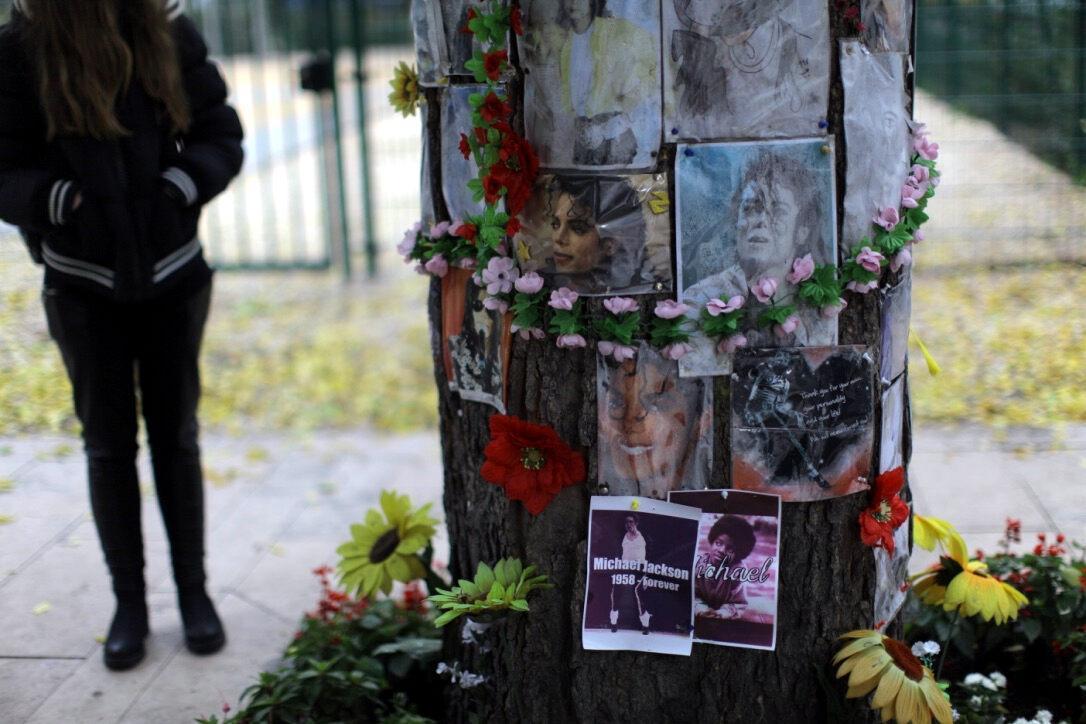 Budapeştede Bulunan Michael Jackson Anı Ağacı Görenleri Duygulandırıyor