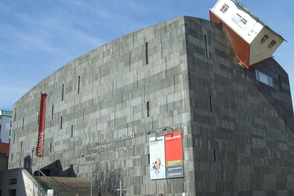 Görenleri Şok Eden Sanat Eseri: House Attack