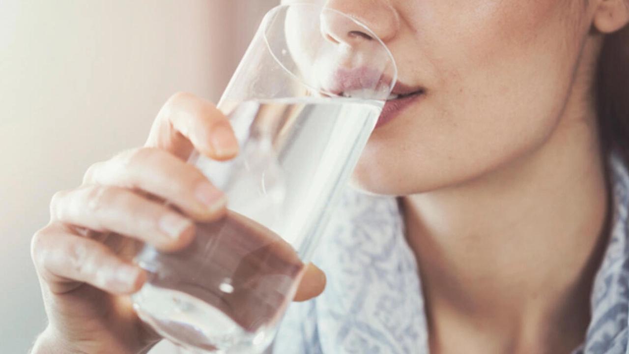 Tüm vücut sisteminin çalışması için iftarla sahur arasında su için
