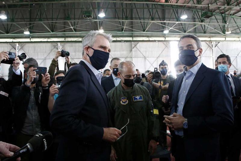 MİÇOTAKİS VE PYATT HAVA ÜSSÜNDE