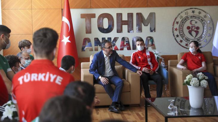 Bakan Kasapoğlu’ndan olimpik ve paralimpik sporculara bayram ziyareti