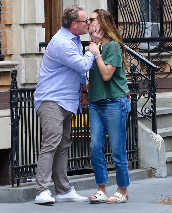 Brooke Shieldsin eşi topallayarak yürümesine dayanamadı